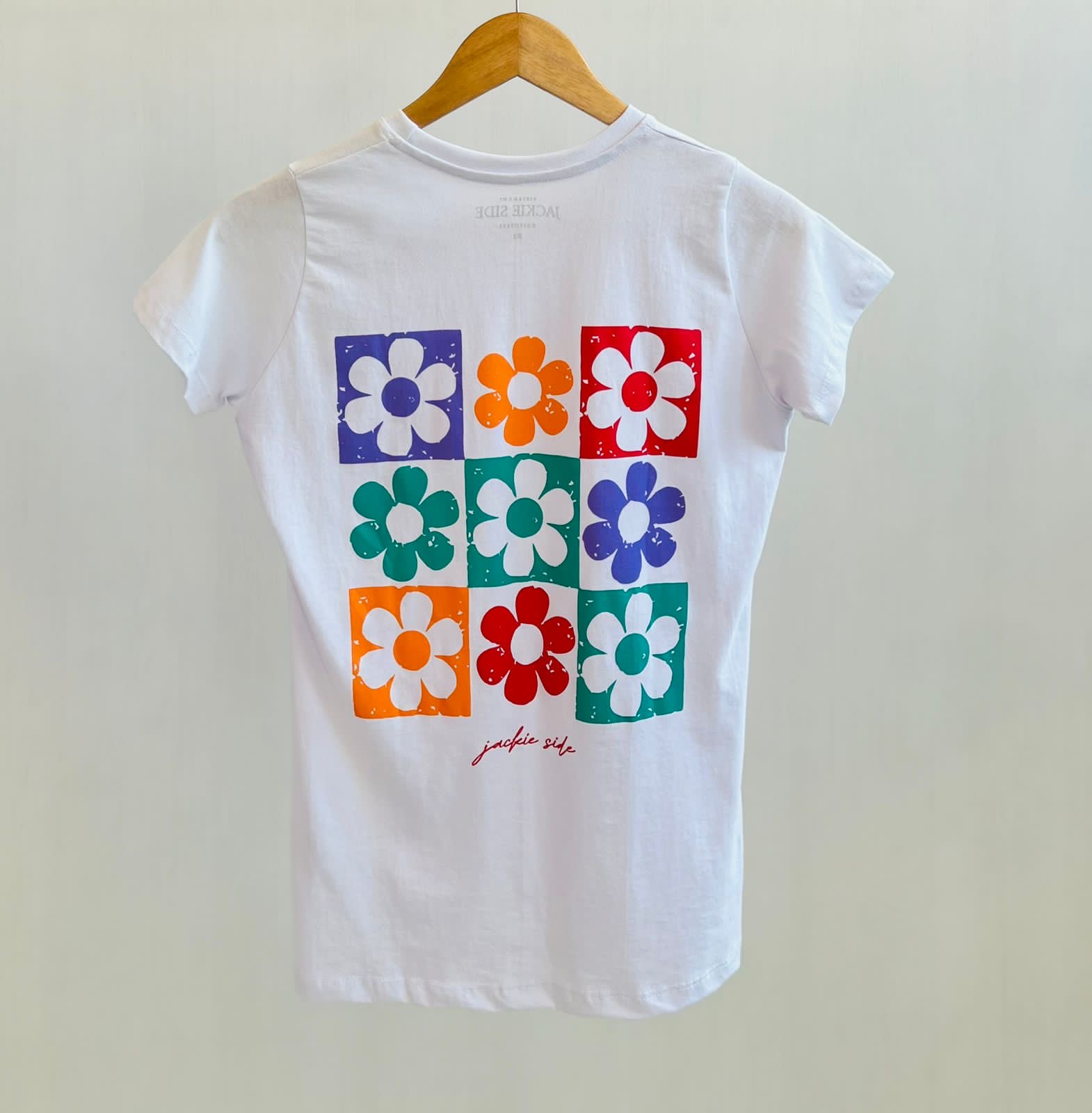 Remera estampada Jackie Side, diseño de flores, blanca