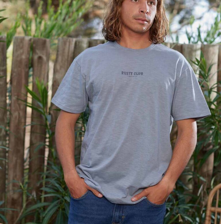 Remera Rusty modelo Bonice, color gris – FashionPoint