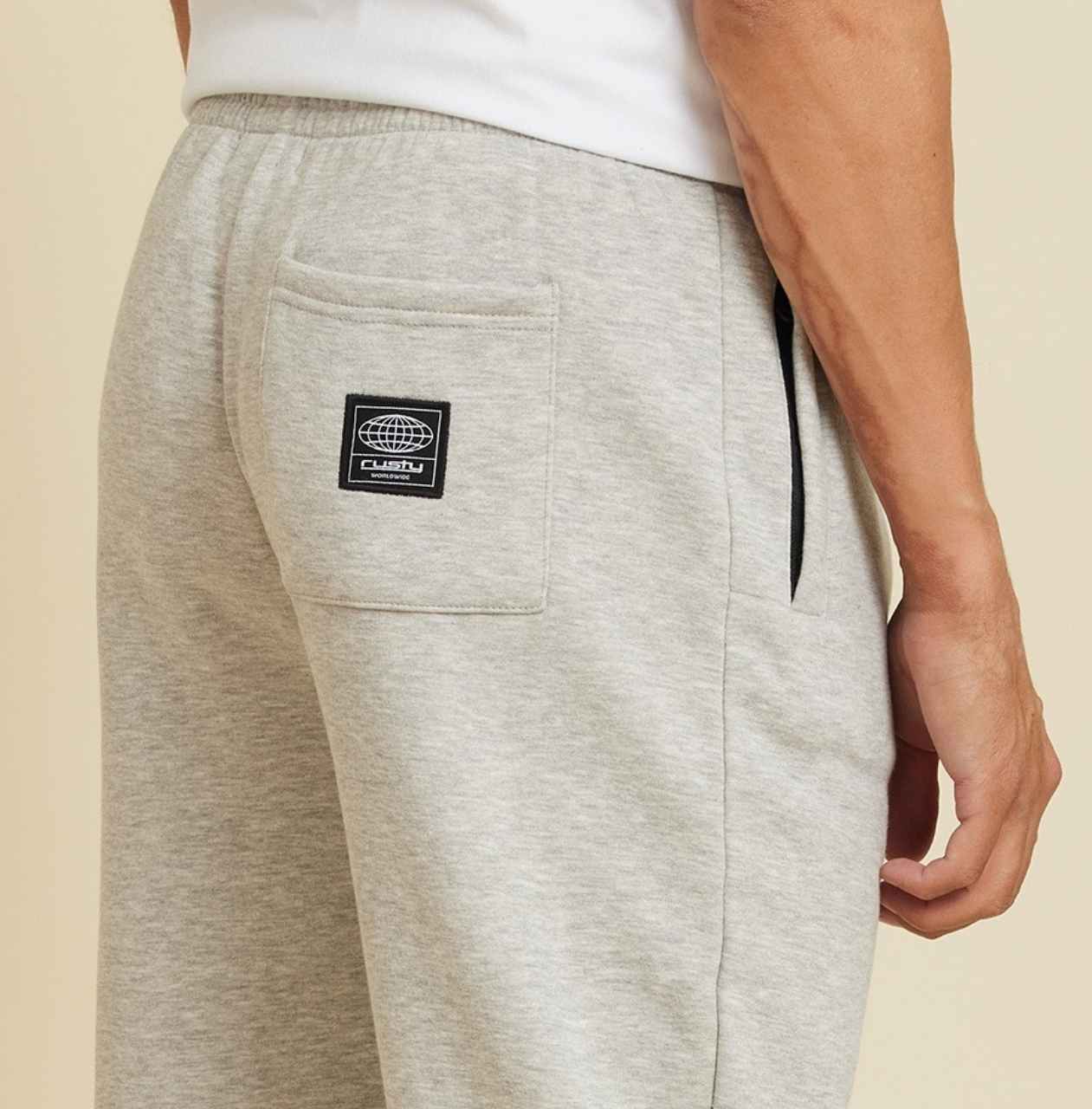Pantalón Rusty modelo Ganiz, color gris