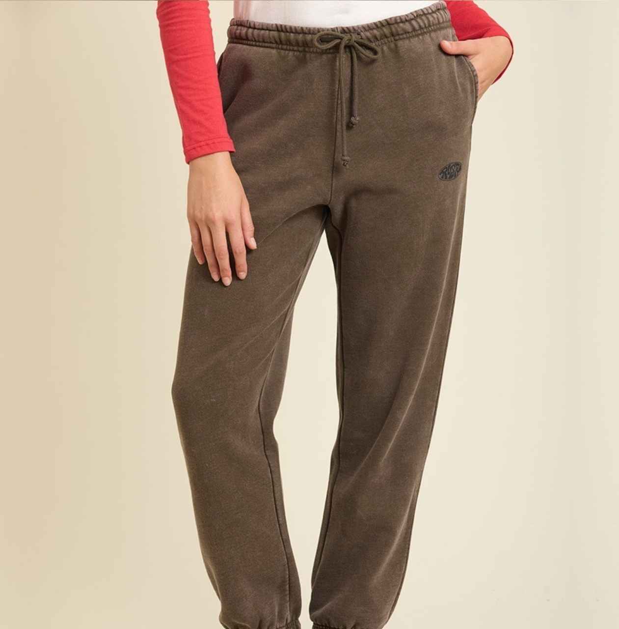 Pantalón Rusty modelo Daly, color marrón