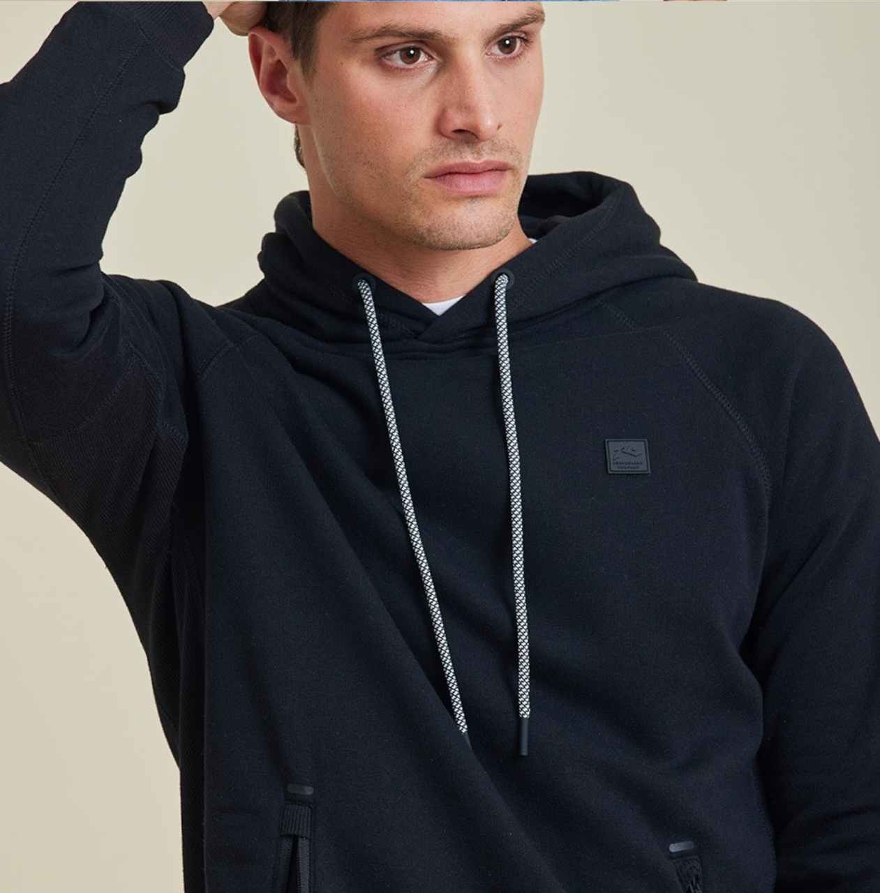 Hoodie Rusty modelo Rift, color negro